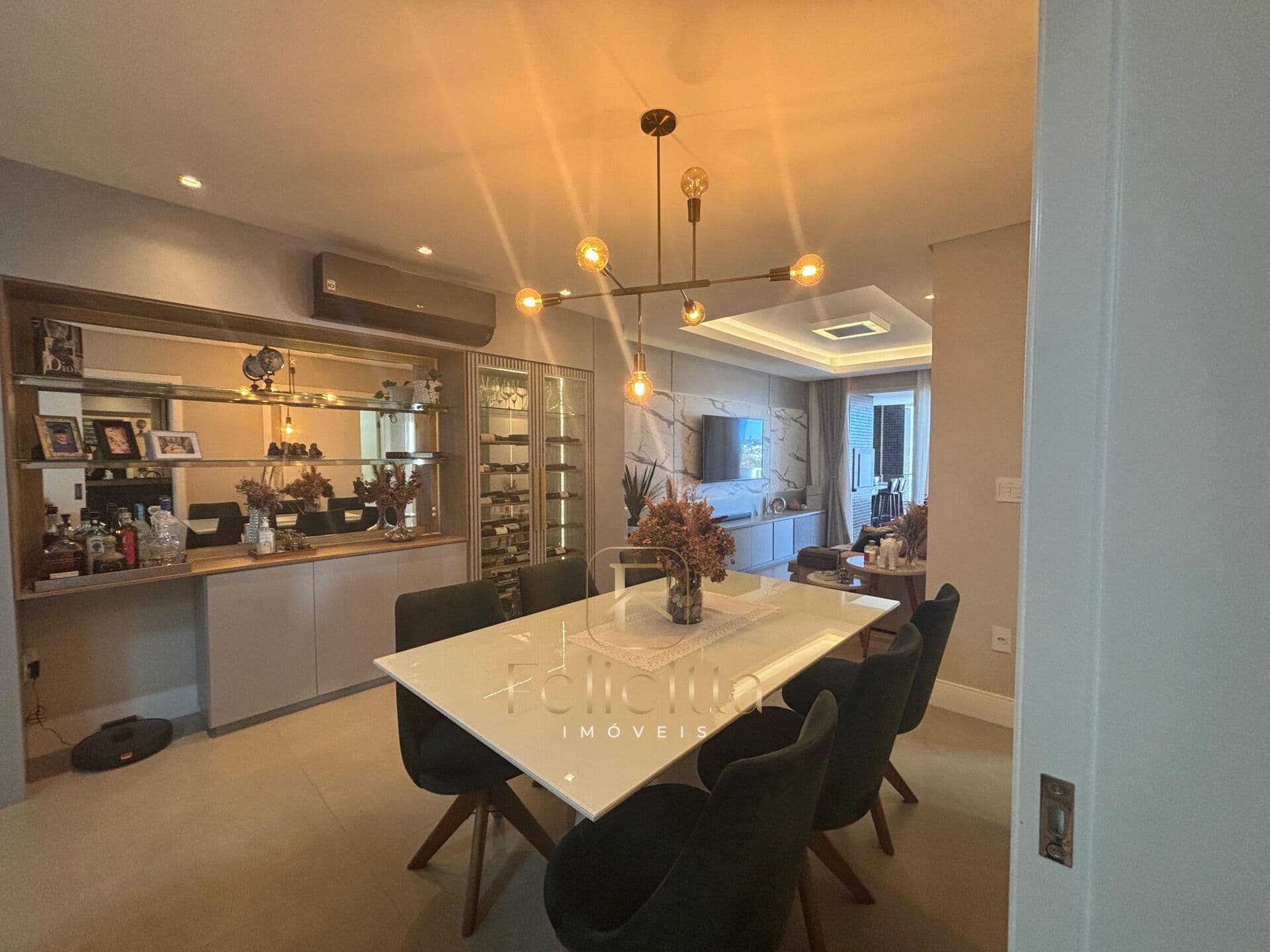 Apartamento de 03 dormitórios, sendo 01 suíte, 107 m², no bairro Campinas em São José -SC
