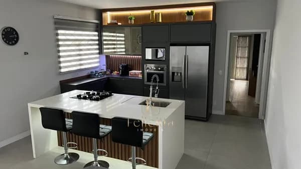 Belíssima casa com 3 dorm e 2 suítes em São José