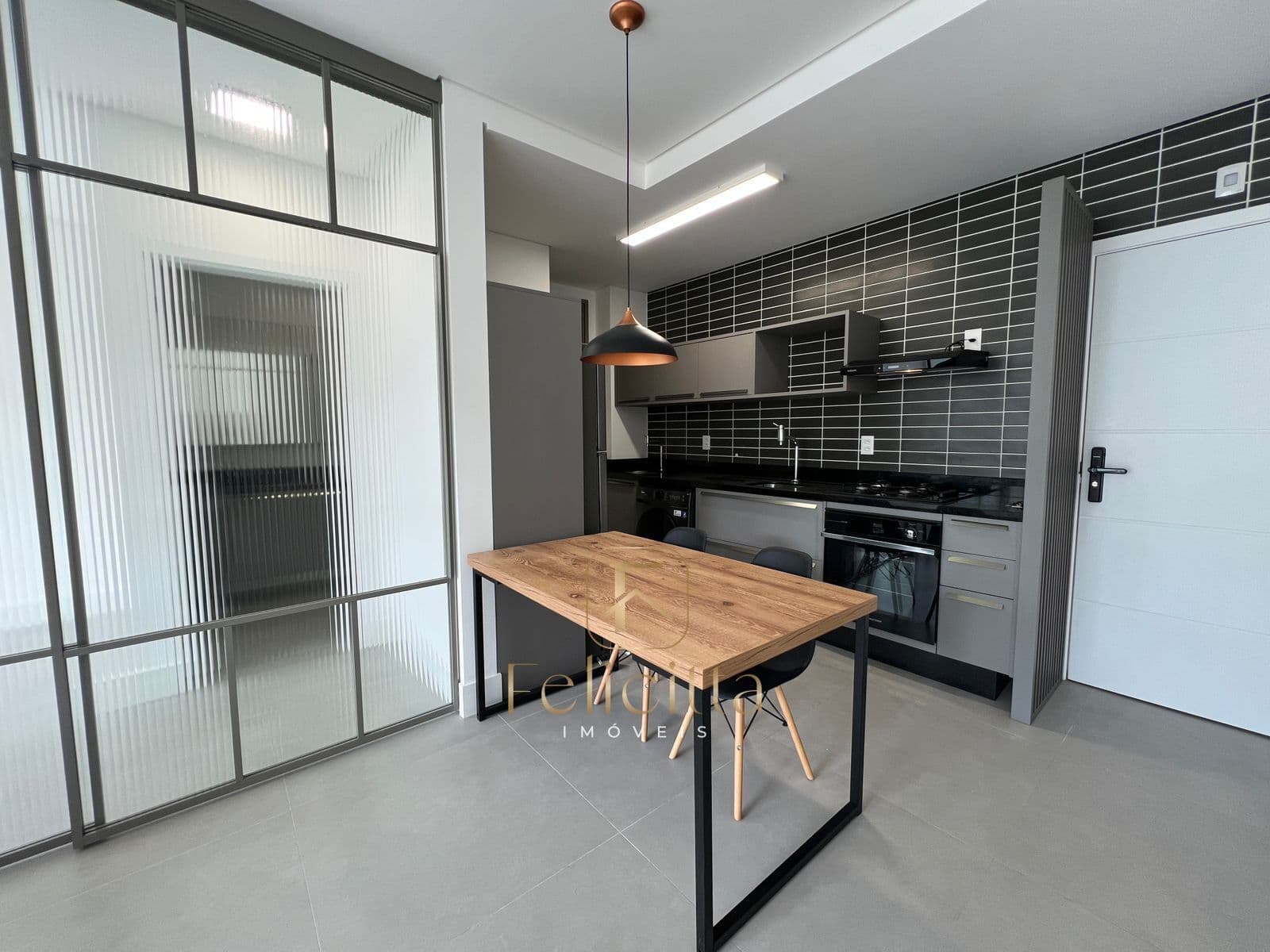 Apartamento de 01 dormitório, mobiliado, no bairro Córrego Grande, Florianópolis.
