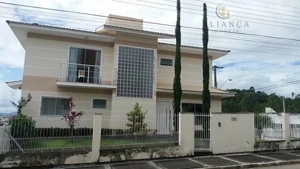 Casa Padrão com 3 dormitórios sendo uma suíte Bairro Pedra Branca - Palhoça/SC