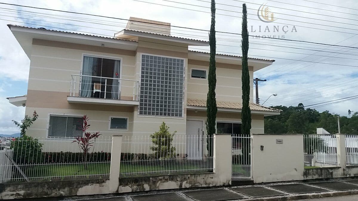 Casa Padrão com 3 dormitórios sendo uma suíte Bairro Pedra Branca - Palhoça/SC