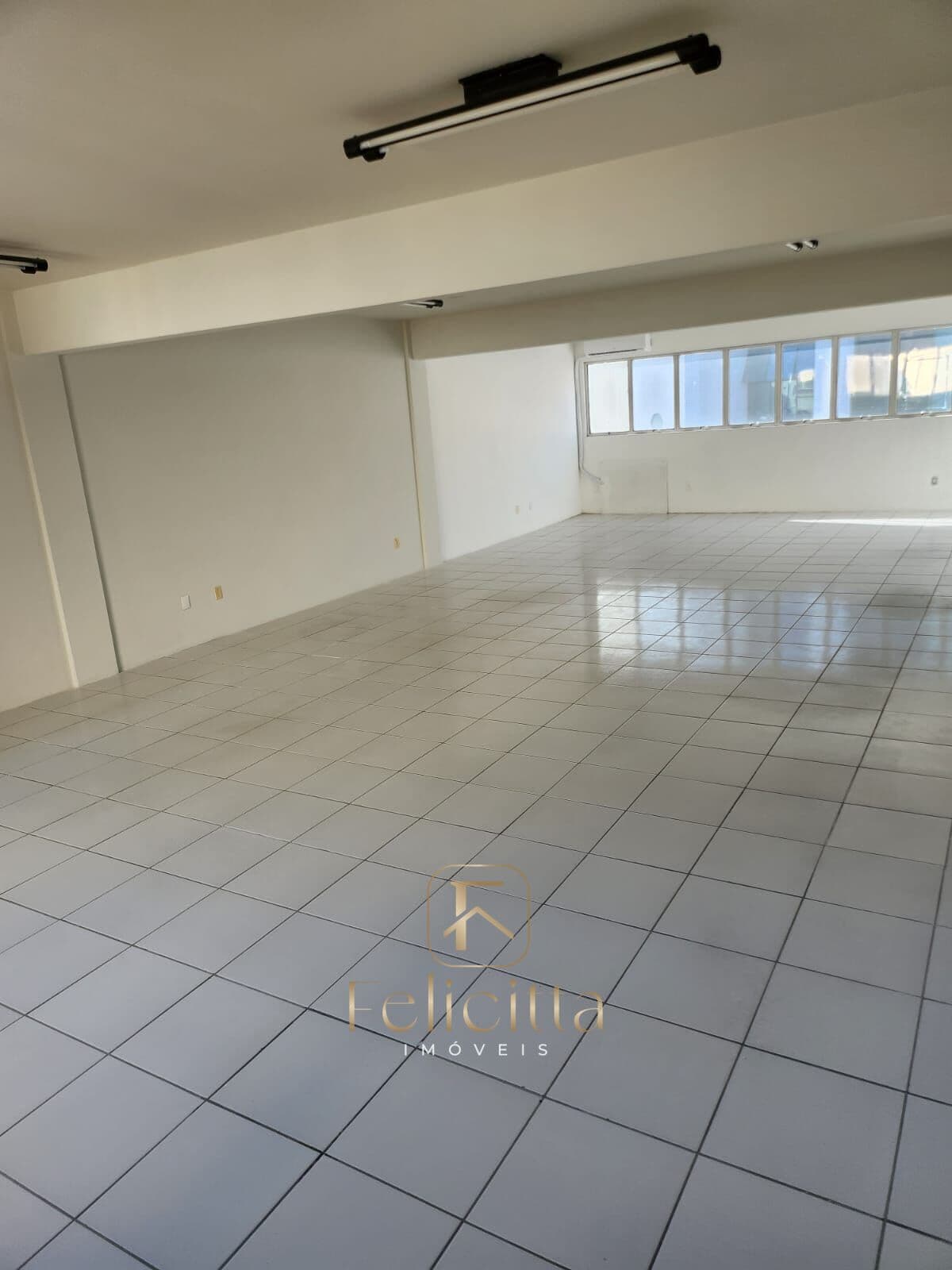 Sala Comercial no bairro Campinas em São José/SC