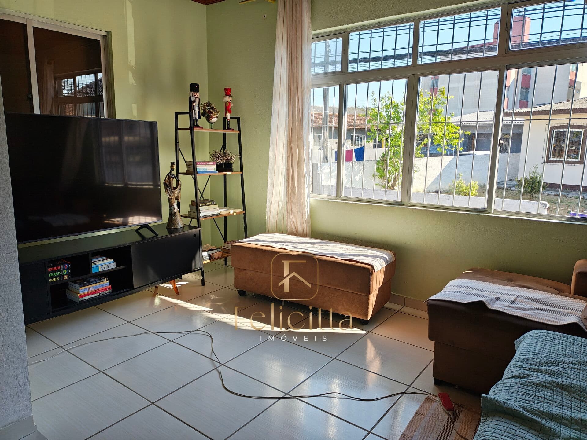 Casa Sobrado à venda com 03 dormitórios, 02 suítes no bairro São Luiz, em São José/SC