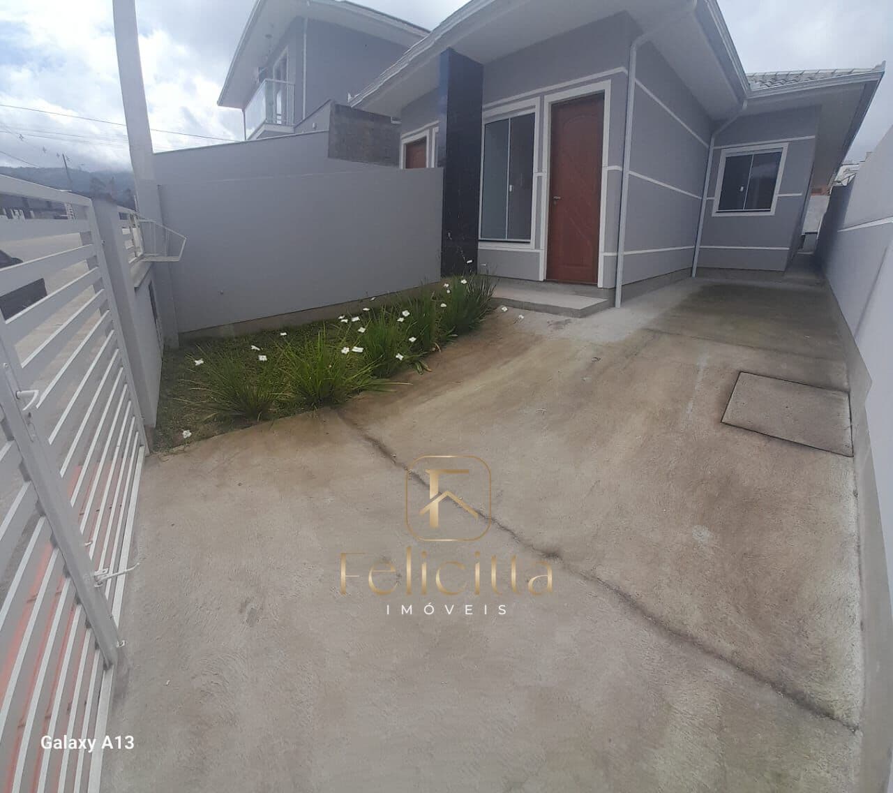 Casa Geminada com 02 domitórios no bairro Potecas em São José/SC