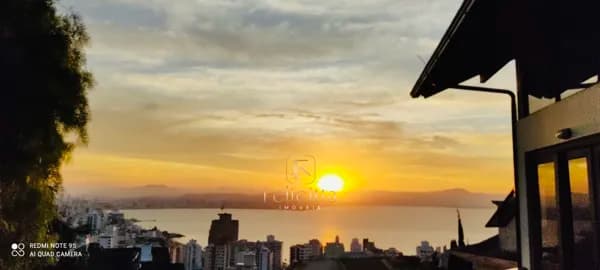 Casa com 04 suítes no Morro da Cruz em Florianópolis/SC!