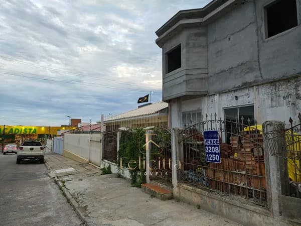 Casa Sobrado com 04 dormitórios 02 suítes em Ipiranga, São José/SC