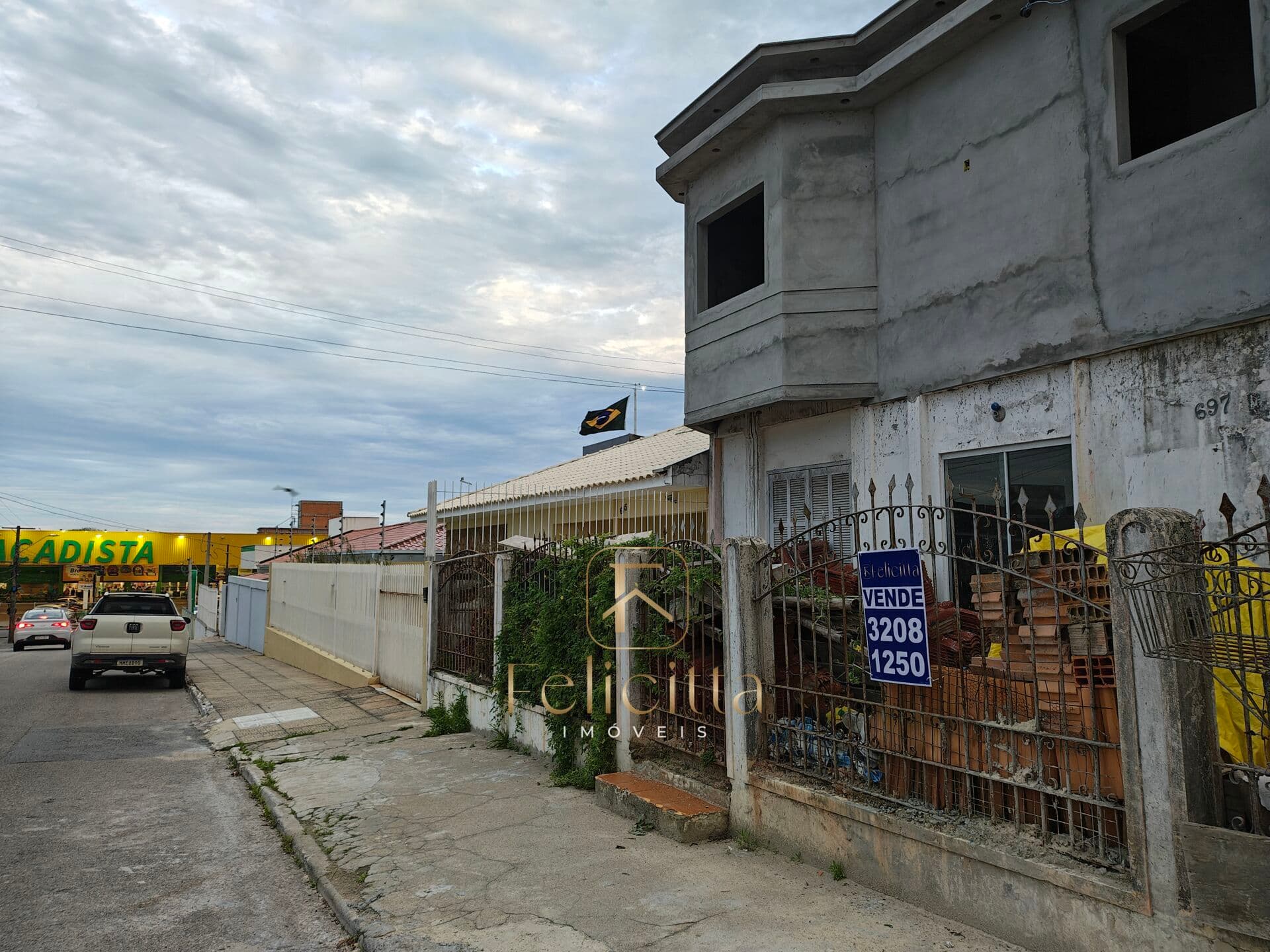 Casa Sobrado com 04 dormitórios 02 suítes em Ipiranga, São José/SC