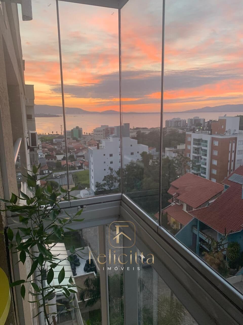 Apartamento com 03 dormitórios 01 suite no Bairro Praia Comprida - São José/SC