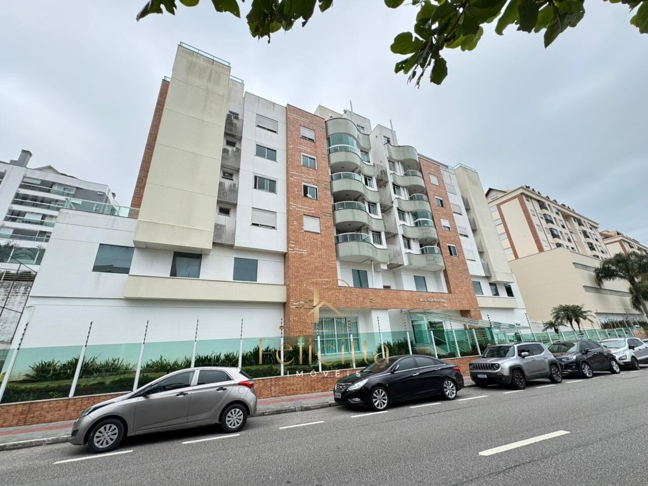 Cobertura a venda em Coqueiros com 3 suítes e 2 vagas