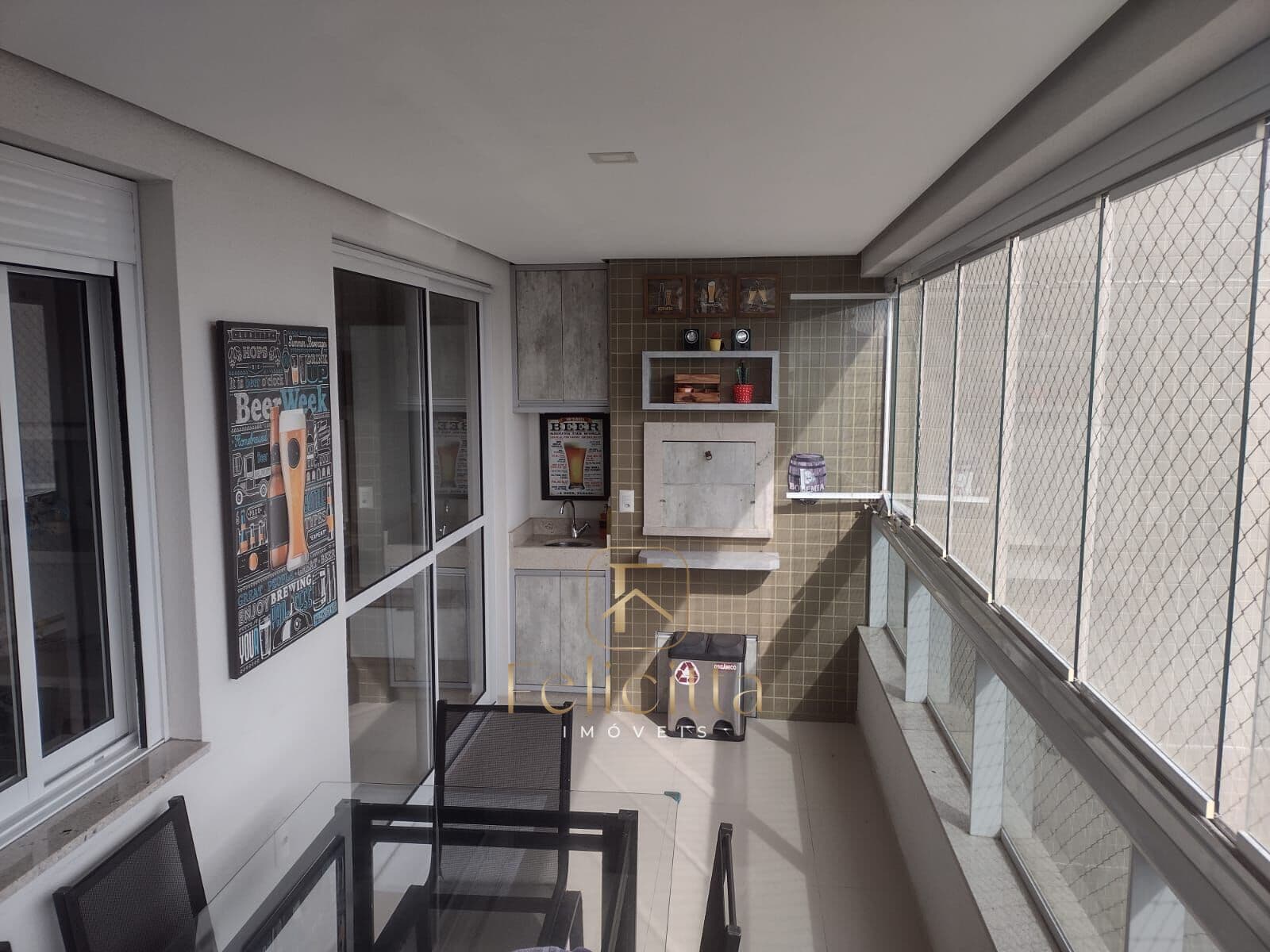 Apartamento com 03 dormitórios no bairro Agronômica em Florianópolis/SC