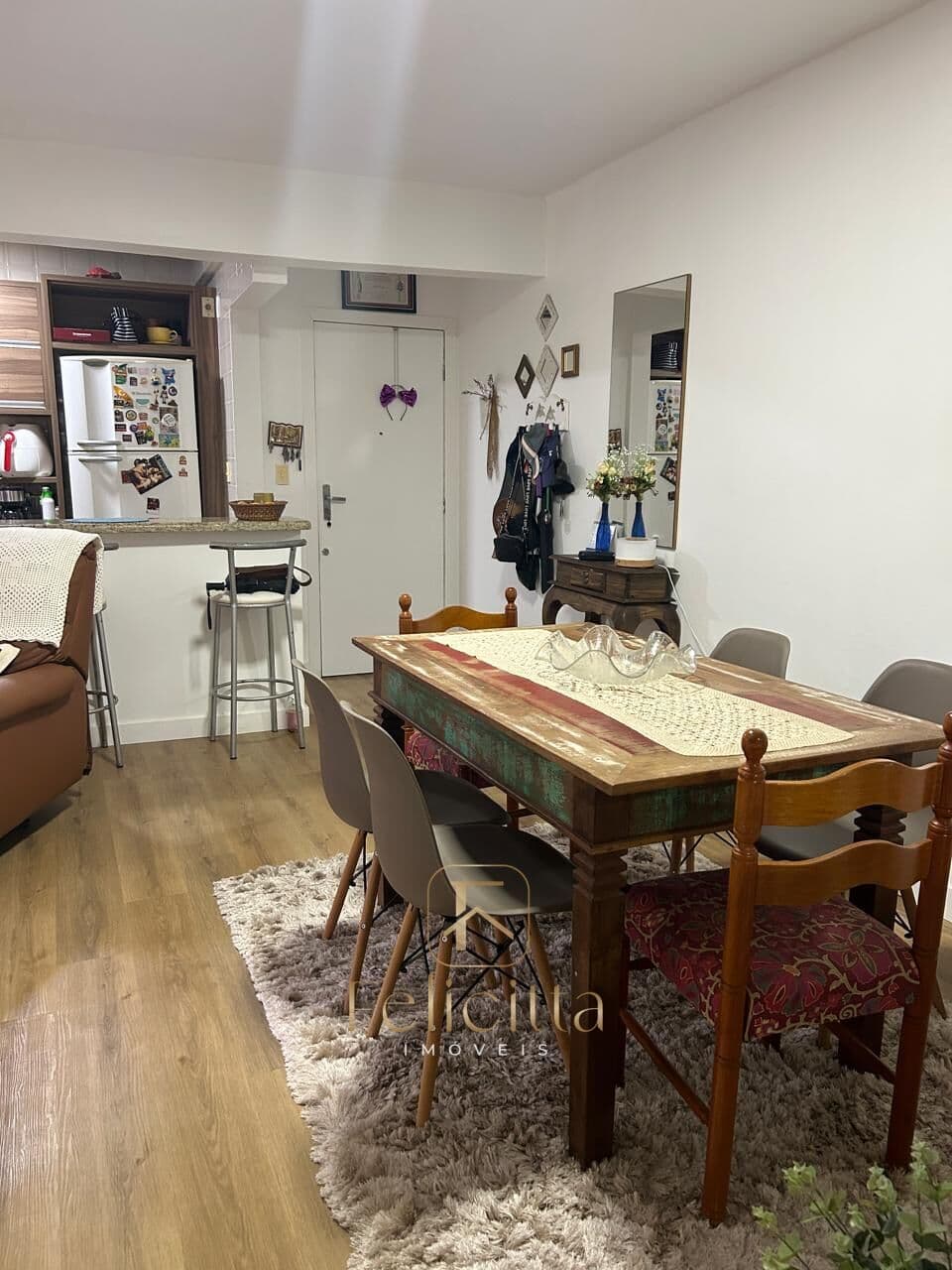 Apartamento com 02 dormitórios no bairro Coqueiros, em Florianópolis/SC