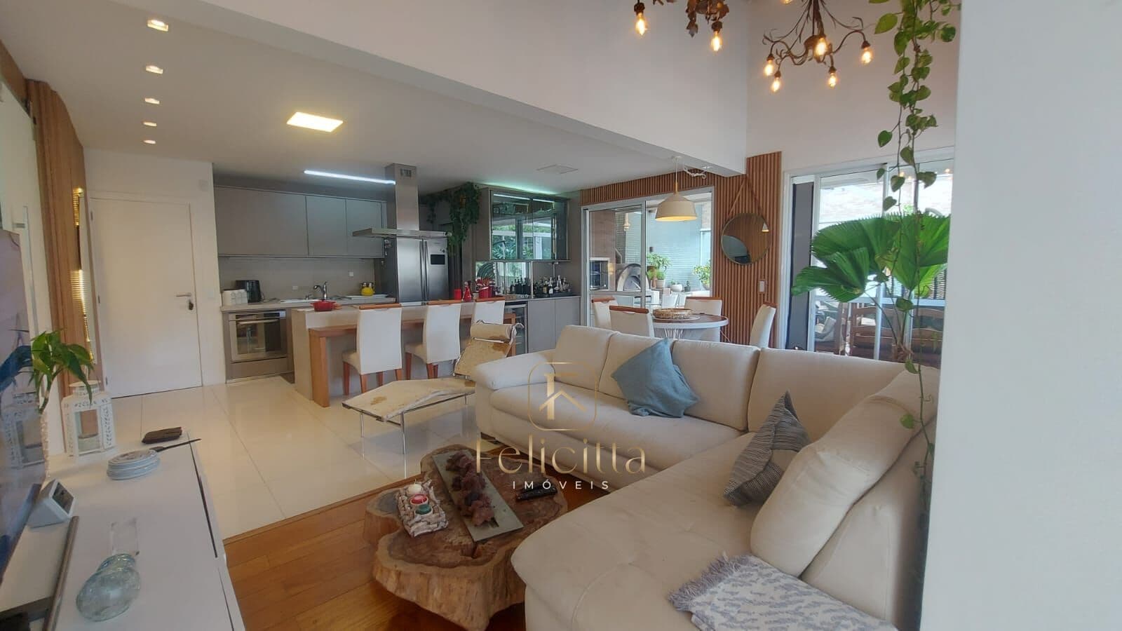 Apartamento com terraço de 02 dormitórios, 147,49m² , à venda, no bairro Itacorubi em Florianópolis-SC