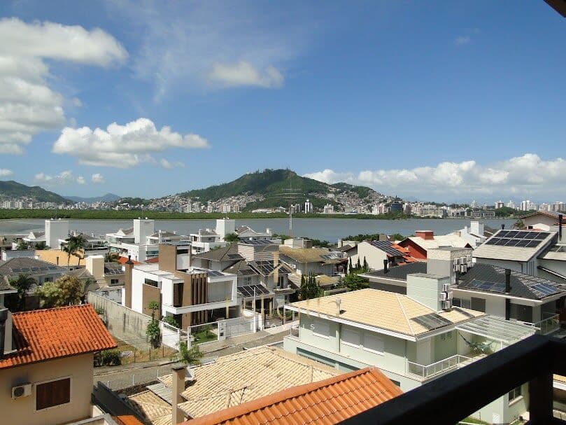 Sobrado de Alto Padrão com Vista para o Mar no João Paulo – Florianópolis
