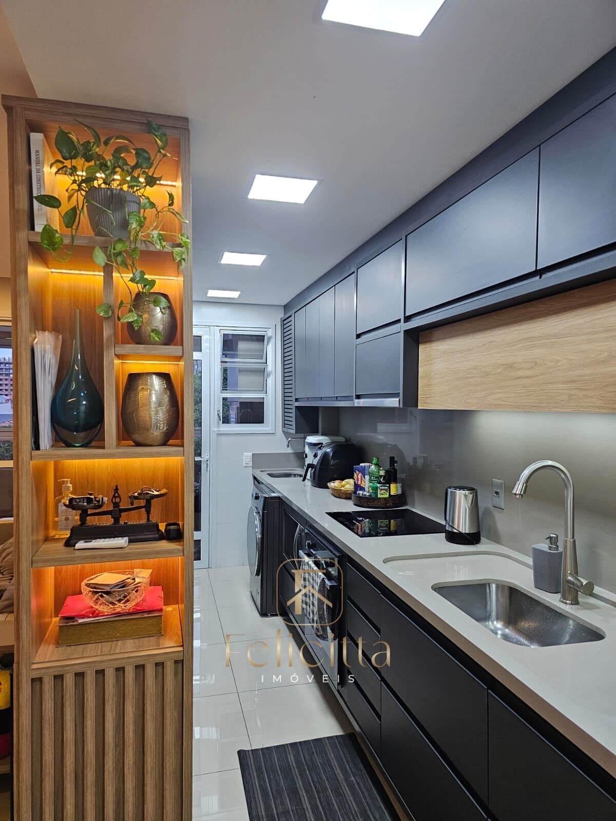 Apartamento com 02 dormitórios 01 suite no bairro Barreiros em São José/SC