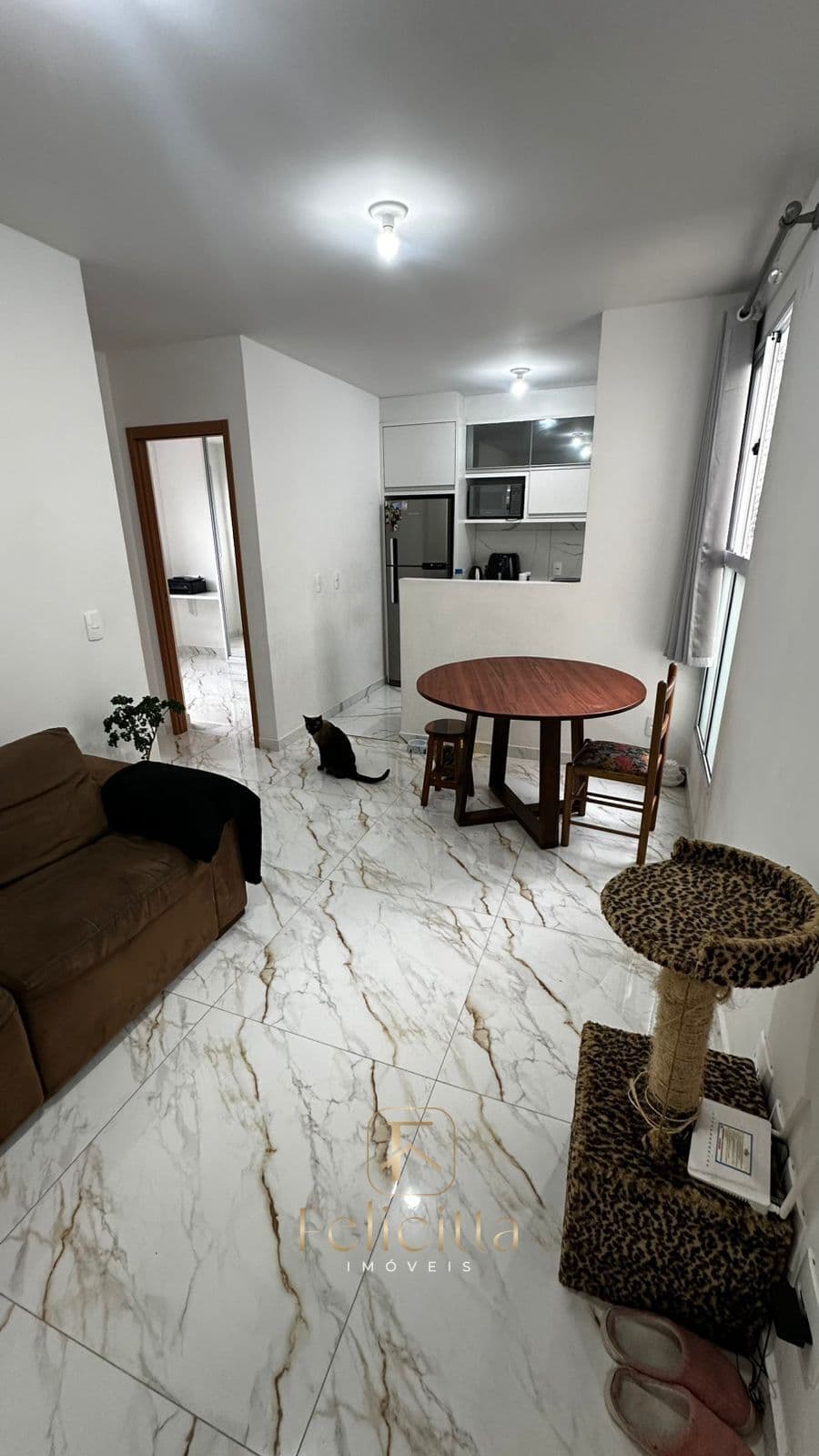 Apartamento com 02 dormitórios no bairro Serraria em São José/SC
