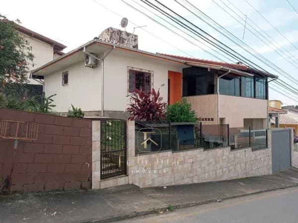 Casa com 03 dormitórios 01 suíte em Areias, São José/SC
