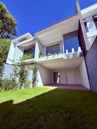 Sobrado triplex com 3 suítes bairro Ponta Aguda