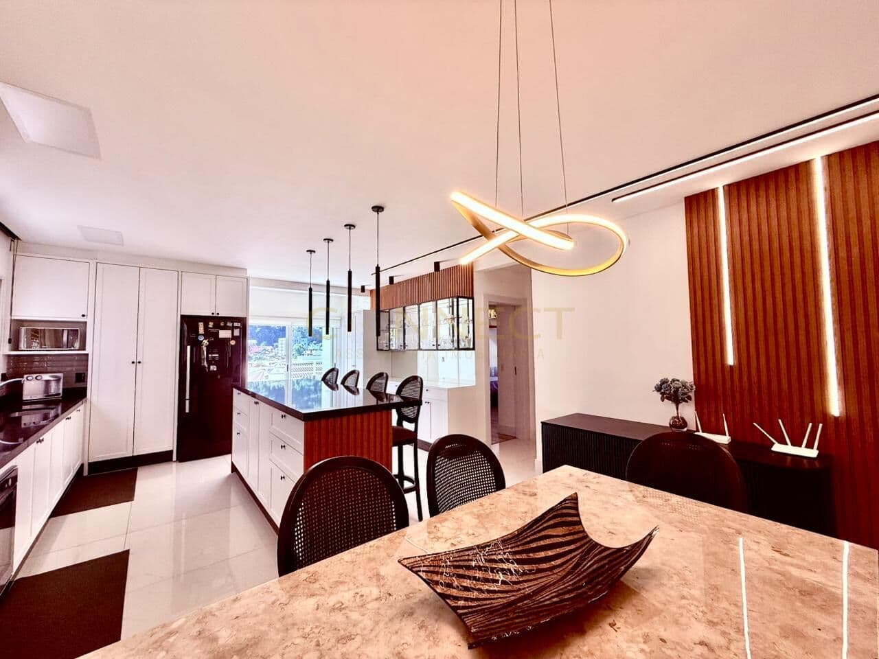 Casa Alto Padrão com 4 dormitorios sendo 3 Suítes