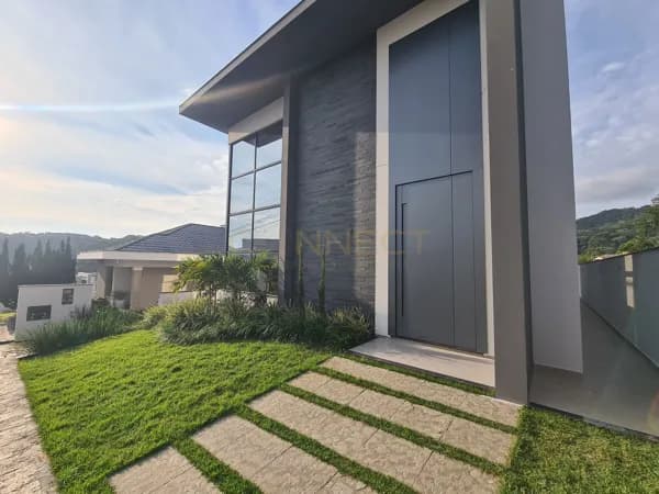 Casa alto padrão em condomínio fechado