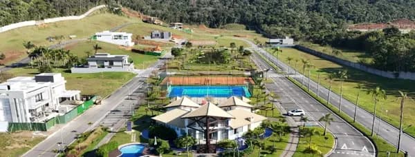 Terreno com 485m2 em Condomínio no Centro de Camboriú