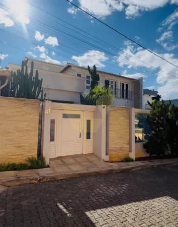 Casa de Alto Padrão – Espaço, Conforto e Lazer Completo em um Só Lugar
