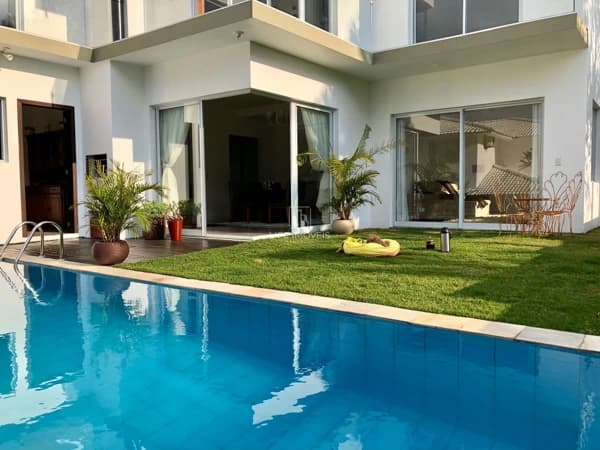 Casa alto padrão à venda em Garopaba/SC no Jardim Panorâmico com 3 suítes e vista mar