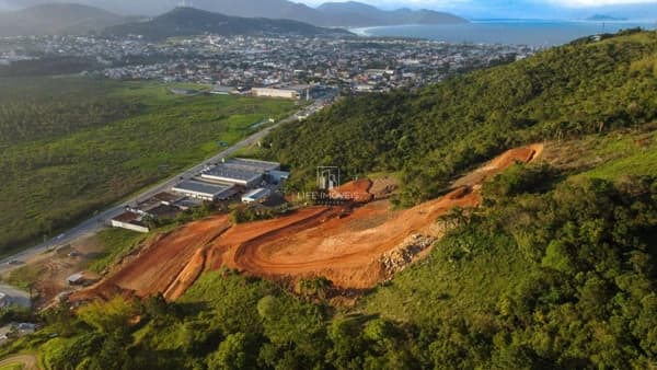 Lotes à venda em Garopaba/SC no Condomínio Pôr do Sol com vista para lagoa e cidade