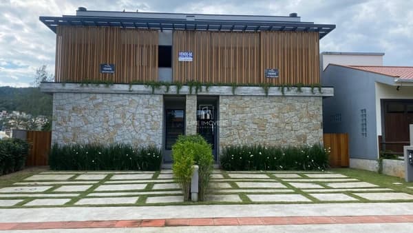 Casas com 3 suítes à venda em Garopaba/SC no Jardim Panorâmico com spa e lareira