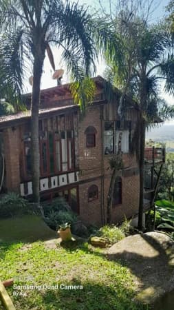 Casa rústica à venda em Garopaba/SC na Encantada com 3 suítes e terreno de 2.000m²