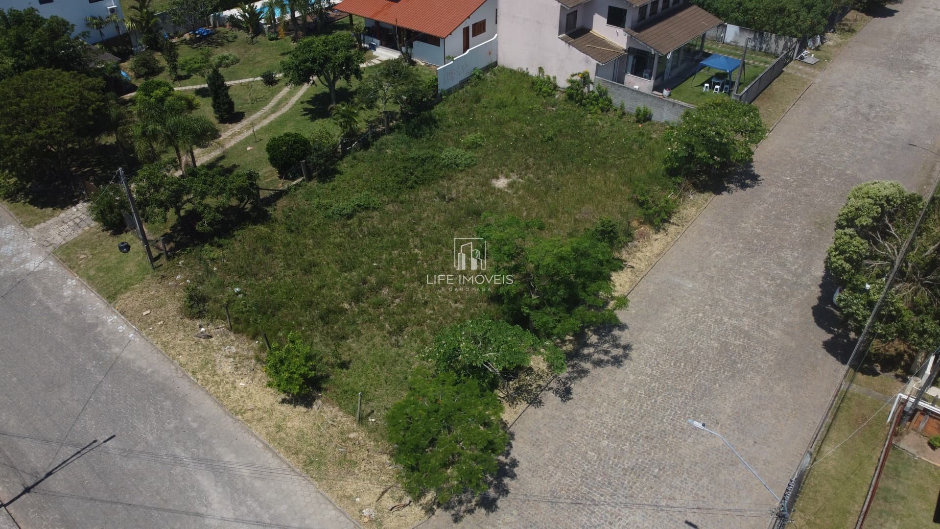 Área à venda em Garopaba/SC no Centro com 640m² e viabilidade residencial e comercial