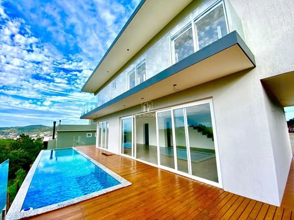 Casa com vista para o mar à venda em Garopaba/SC no Ferraz com 3 quartos e piscina