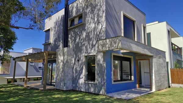 Casa moderna à venda em Garopaba/SC no Ambrósio com 3 quartos e automação