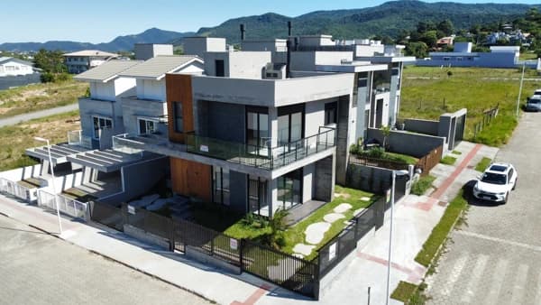 Casa de alto padrão à venda em Garopaba/SC com 2 suítes, rooftop e vista mar