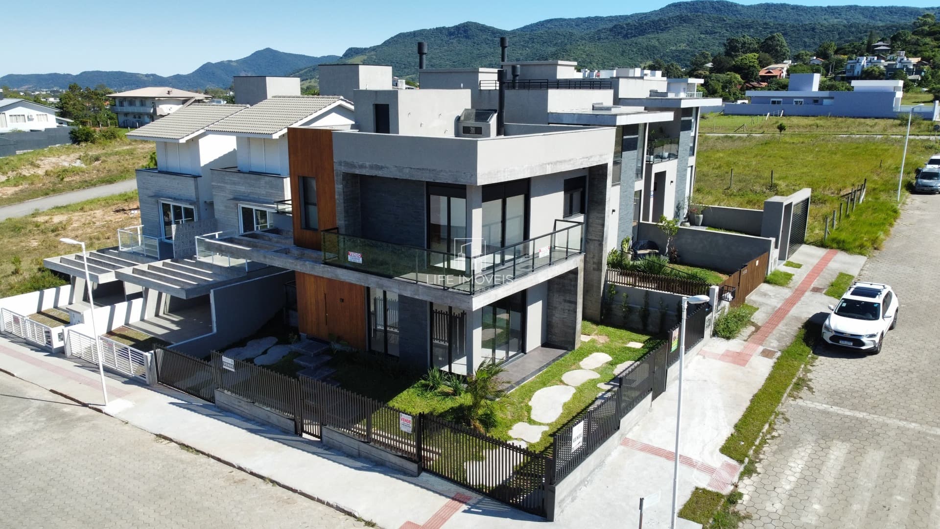 Casa de alto padrão à venda em Garopaba/SC com 2 suítes, rooftop e vista mar