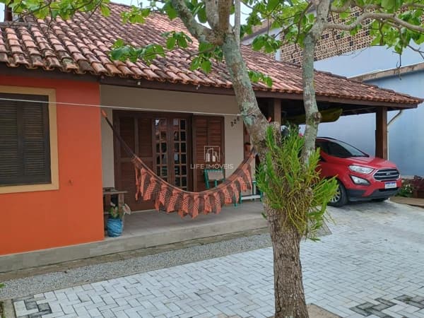 Casa com 3 quartos à venda em Garopaba/SC no Pinguirito com terreno amplo