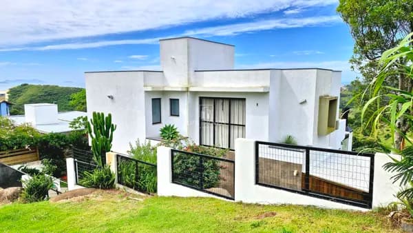 Casa mobiliada à venda em Garopaba/SC com vista para o mar e terreno de 850m²