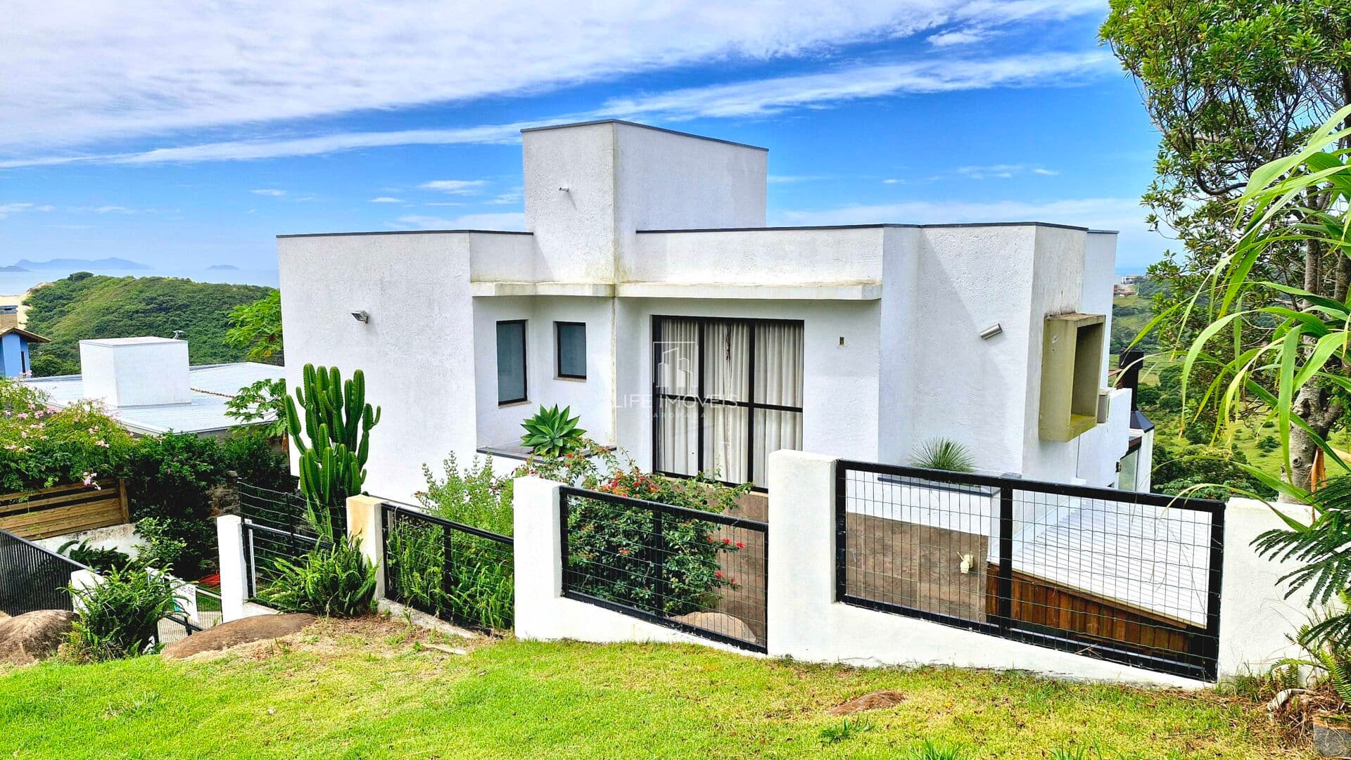 Casa mobiliada à venda em Garopaba/SC com vista para o mar e terreno de 850m²