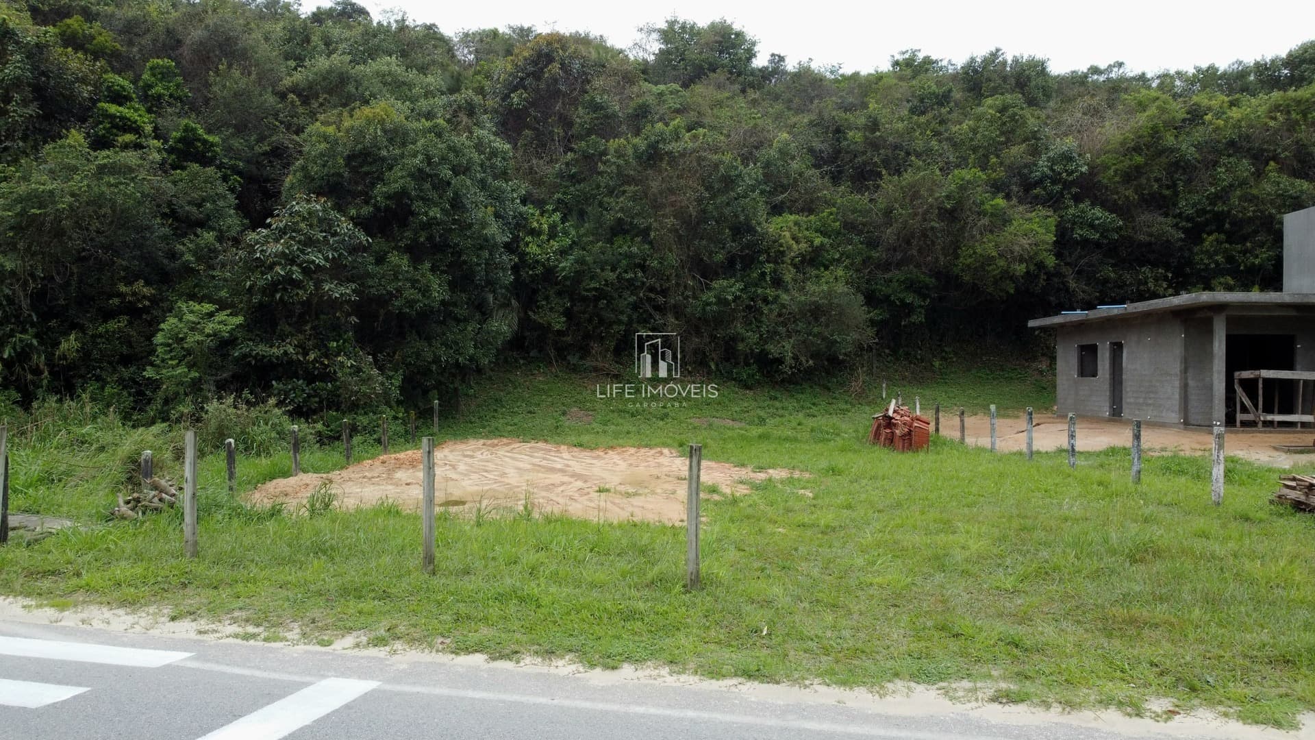 Terreno 581m² à venda em Garopaba/SC no bairro Areias do Macacu plano com escritura