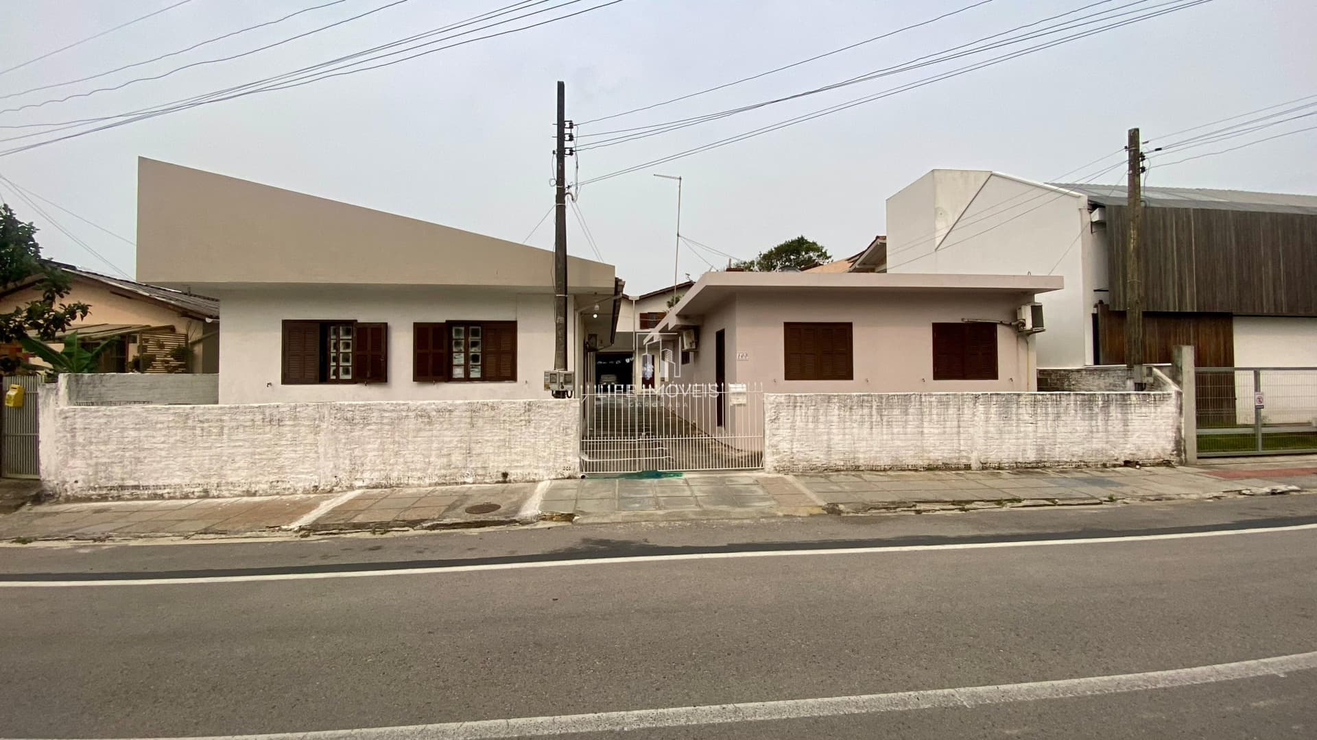 Conjunto de casas à venda em Garopaba/SC a 240m do mar com 5 unidades e matrícula