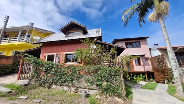 Duas Casas à Venda em Garopaba Próximo à Ferrugem – Vista para Lagoa e Alto Potencial de Renda