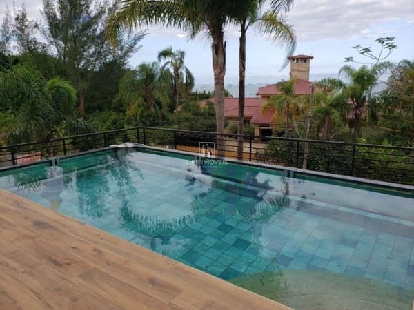 Casa de Alto Padrão em Garopaba no Condomínio Terrazzas al Sole – 4 Suítes com Vista para o Mar