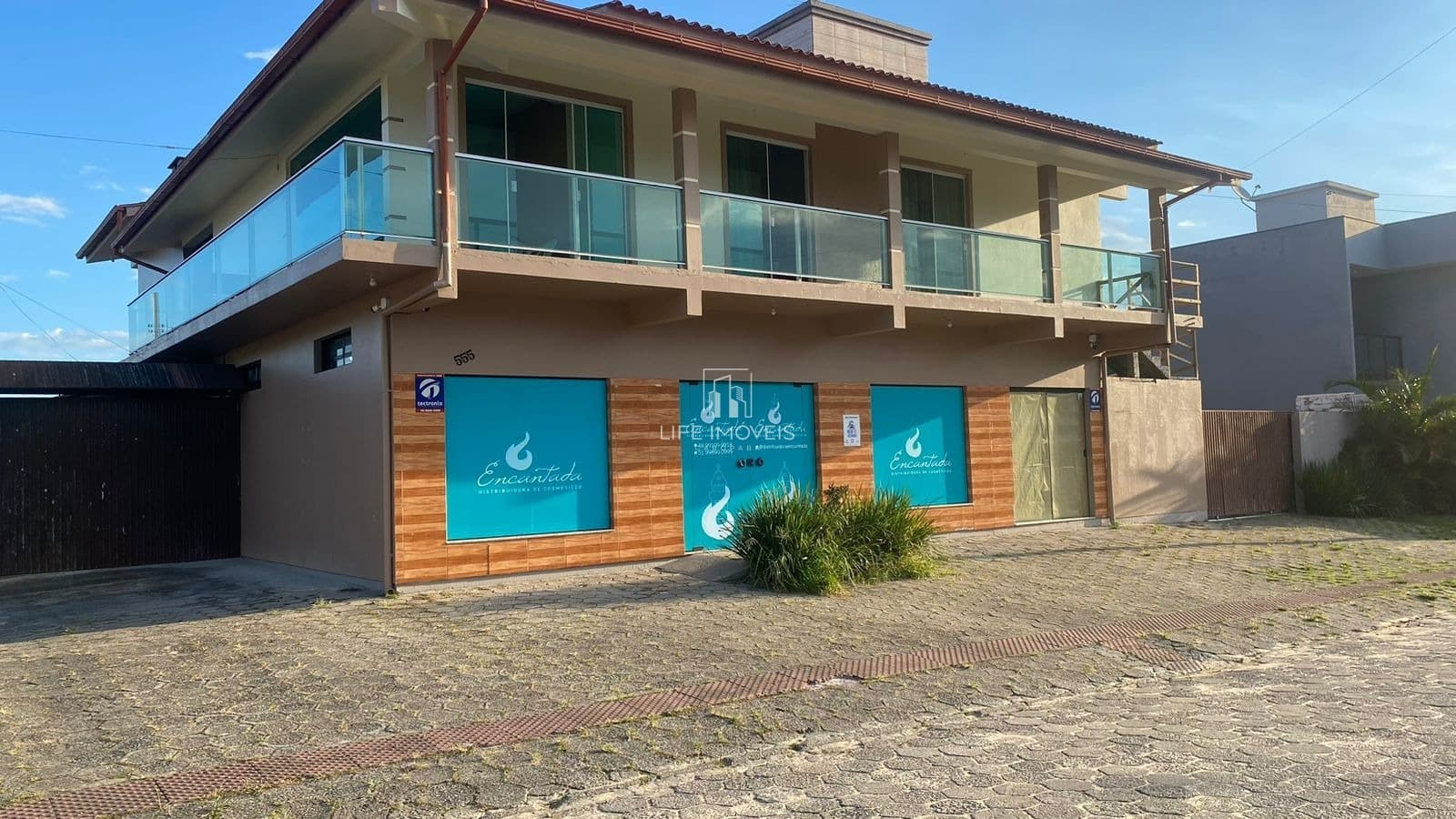 Imóvel Residencial e Comercial à Venda em Garopaba no Pinguirito – 2 Casas e Sala Comercial com 200 m²