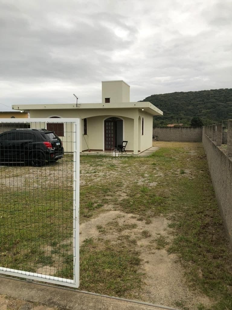 Casa à Venda em Garopaba na Encantada – 2 Dormitórios em Terreno Amplo de 372 m²