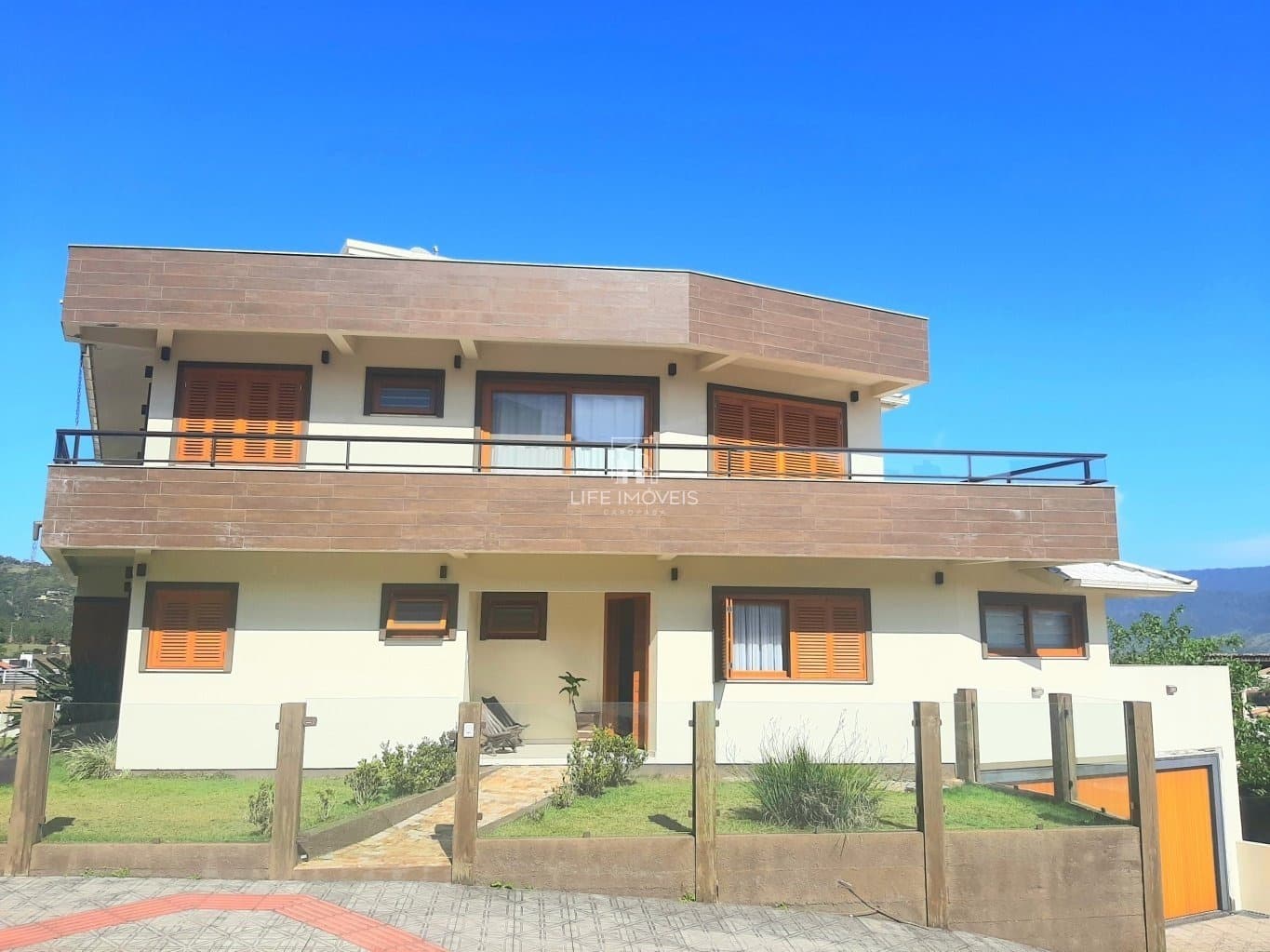 Casa de Alto Padrão à Venda em Garopaba no Jardim Panorâmico – 4 Dormitórios com 2 Suítes e 5 Vagas