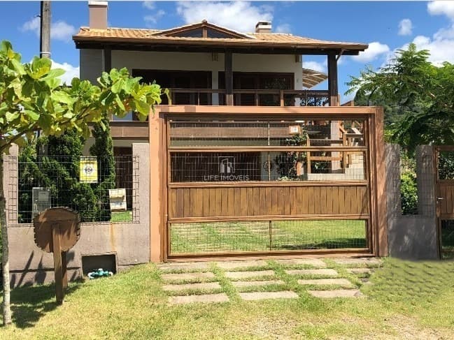 Casa de Alto Padrão à Venda em Garopaba no Ferraz – 3 Dormitórios com Suíte e 297 m²