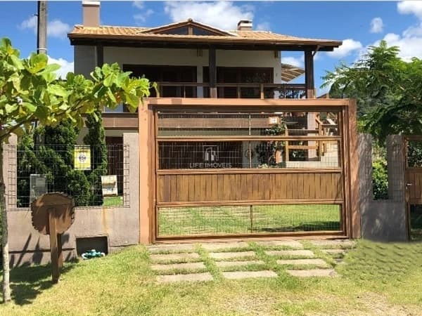 Casa de Alto Padrão à Venda em Garopaba no Ferraz – 3 Dormitórios com Suíte e 297 m²