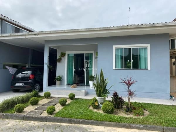 Casa à Venda em Garopaba no Centro – 3 Dormitórios Mobiliada a 1,4 km da Praia