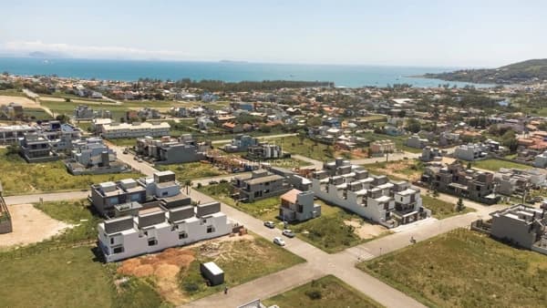Casa à Venda em Garopaba no Ferraz – 3 Dormitórios com 2 Suítes e Terraço com Vista para o Mar