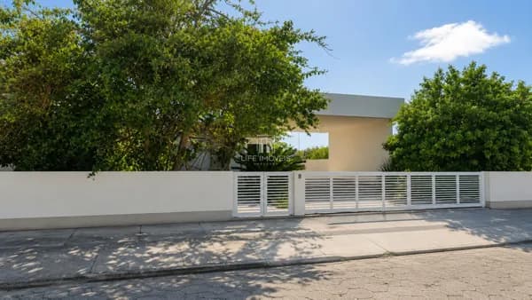 Casa Térrea com Terreno Arborizado à Venda em Garopaba