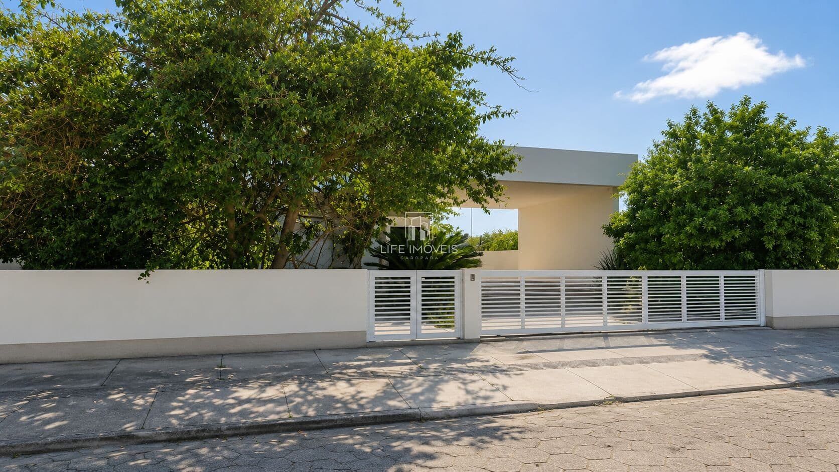 Casa Térrea com Terreno Arborizado à Venda em Garopaba